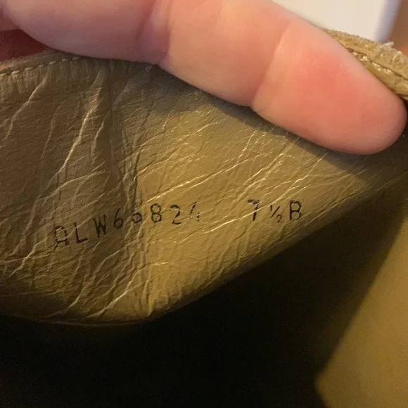 Y2K Rare find. Ralph Lauren 7.5 tan suede boots. Good condition. Some wear. - Picture 3 of 9